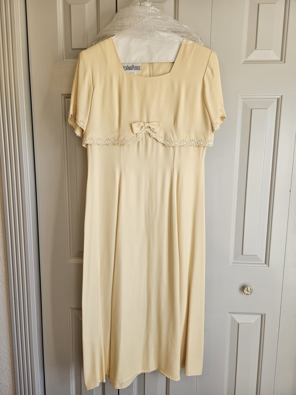 Elegant Cream Midi Dress with Bow Accent